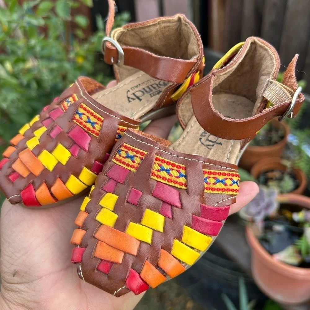 Sandy Exclusivas girls handmade Mexican huarache sandals featuring brown leather